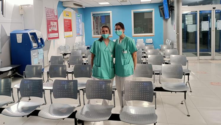 Uniforme Di Soccorso Medico E K Di Pronto Soccorso Illustrazione - Foto 3