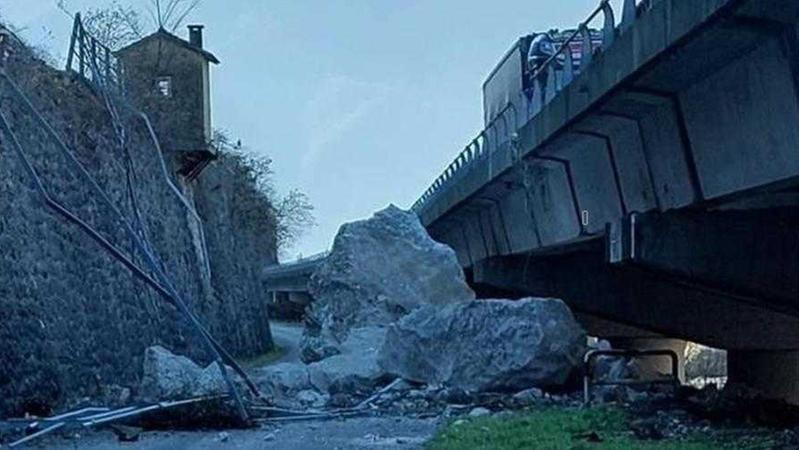 «Il viadotto ha tremato. I sassi sono finiti in strada e hanno colpito