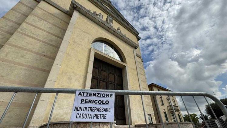 Dopo i crolli, le transenne delimitano l'accesso alla chiesa di Bertesina