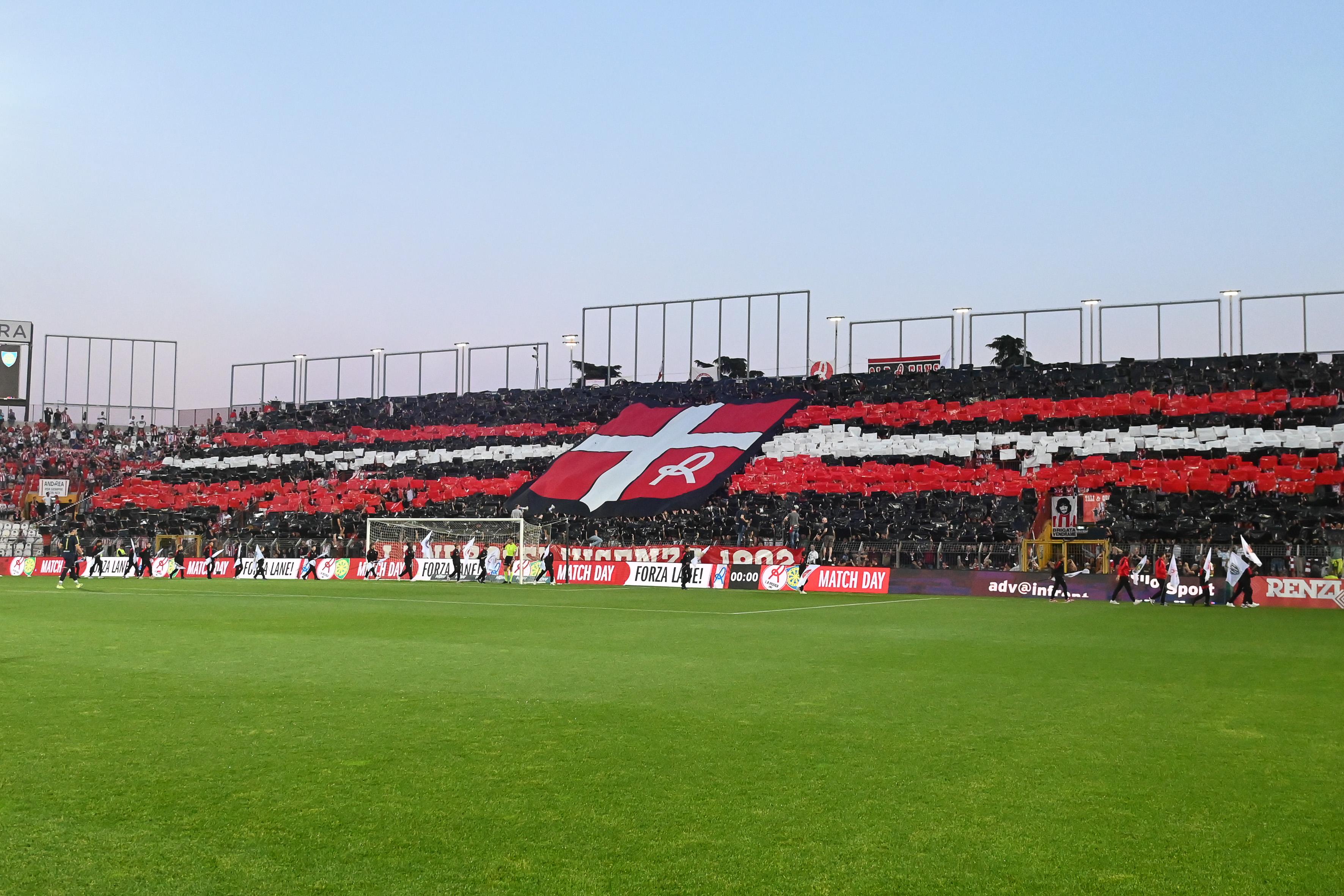 Zaino Ultras Bandiera Vicenza Calcio Per Adulti E Bambini – Nylon Resistente, Tasche Con Cerniera E Spalline Regolabili – Gadget Personalizzato Per Tifosi