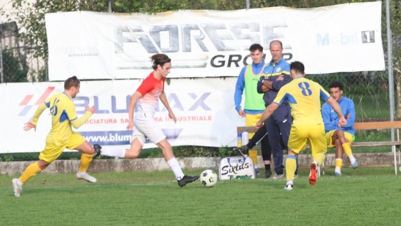 Alessandro Righetto dribbla e fa grande il Real Stroppari | G. di Vicenza