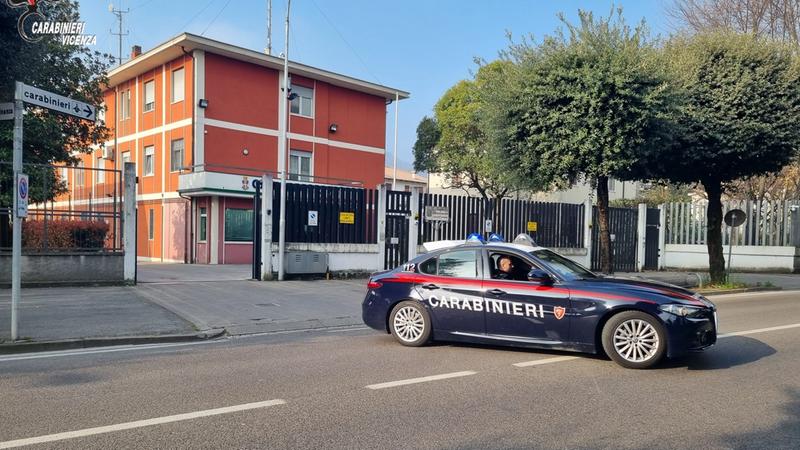 Si aggira per la stazione con un fucile ad aria compressa, in casa