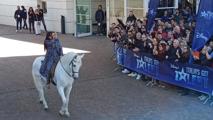 Elettra Lamborghini è arrivata in sella ad un cavallo bianco per le registrazioni dello show al teatro Comunale di Vicenza (Colorfoto)