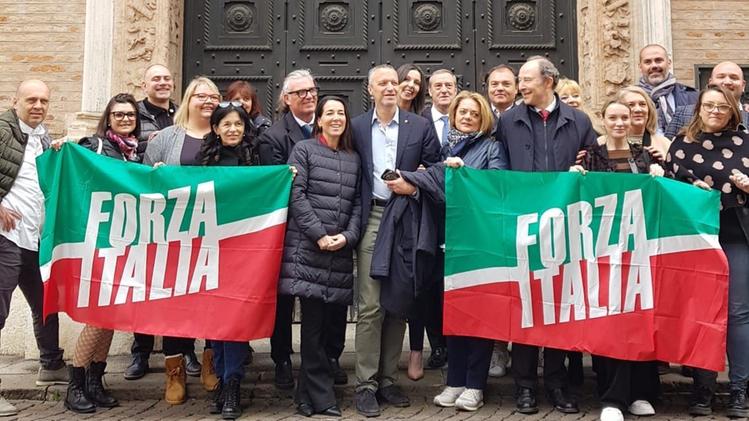 La squadra di Forza Italia svelata davanti all'ex sede BpVI