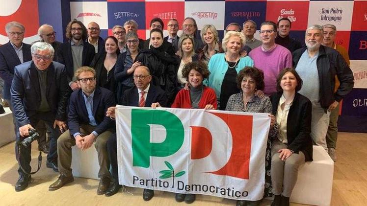 I candidati riuniti ieri nella sede di Giacomo Possamai in corso Ss. Felice e Fortunato (Foto LABRUNA)