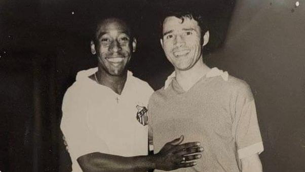 Antonio Girardo (a destra) insieme a Pelè in occasione di un'amichevole tra Napoli e Santos (FOTO LANCELLOTTI)