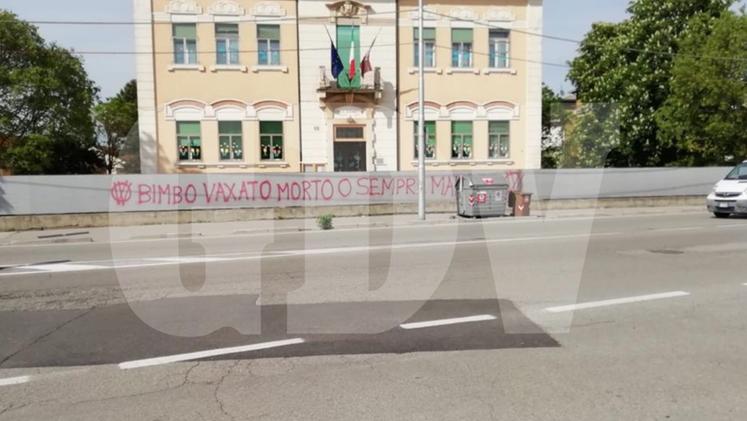 Scritte no-vax alla scuola primaria Lioy in viale Camisano, a Vicenza