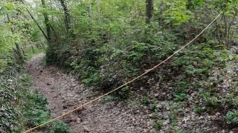 Il cavo tirato trasversalmente lungo il sentiero su un sentiero del Tretto a Schio