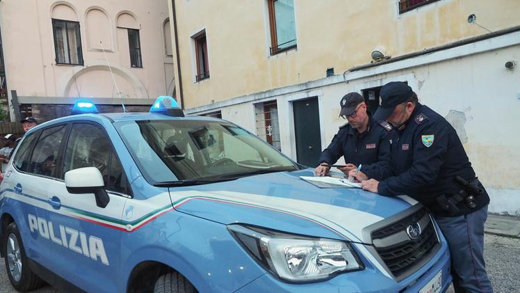 I poliziotti della questura impegnati nel controllo di alcuni documenti in via Catalani (COLORFOTO)