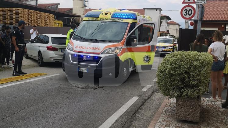 L'intervento dei soccorsi in via Bertorelle, a Rosà (Foto RANCAN)