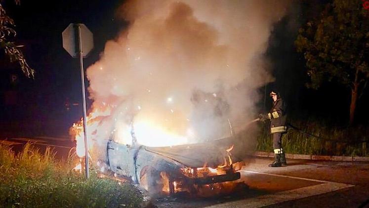 L'auto in fiamme a Breganze