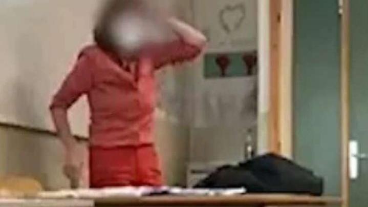 Un frame del video in cui si vede la maestra colpita dai pallini (Foto Archivio)