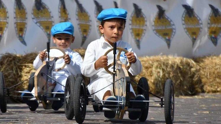 I bambini hanno sfrecciato lungo le vie del centro, su macchine a pedali, con gli abiti d'epoca  (R. Tognazzi)