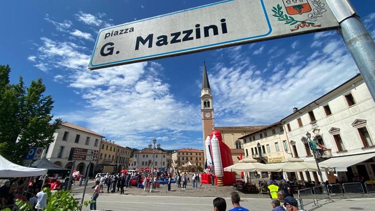 Piazza Mazzini, a Breganze, set del nuovo spot Diesel (FOTO DONOVAN CISCATO)