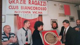Una vita per il Lane: Ottavio Bisson riceve il premio dal dg del Vicenza dell'epoca Sergio Gasparin