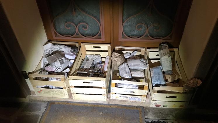 Le cassette di cibi e generi di prima necessità lasciate al parroco di San Zenone