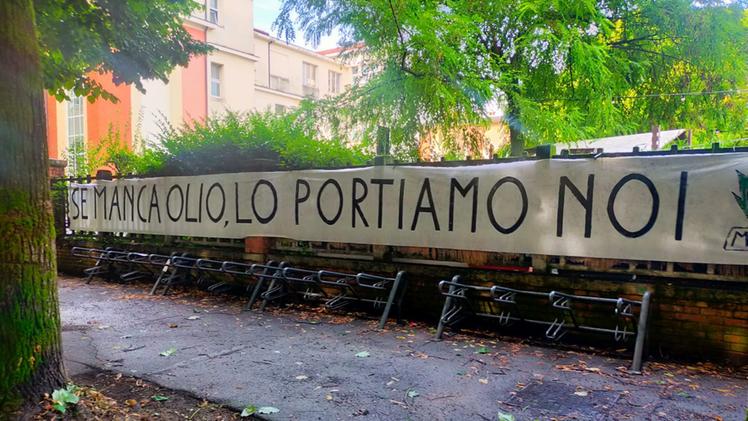 Lo striscione comparso in contra' Burci a Vicenza contro l'iniziativa della "pastasciutta antifascista"