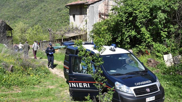 I carabinieri durante un sopralluogo nell'abitazione dove venne ucciso Mauro Pretto