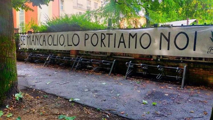 Lo striscione Affisso a Porto Burci contro la "Pastasciutta antifascista"