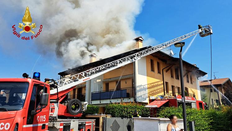 L'incendio scoppiato in via Generale dalla Chiesa a Bolzano Vicentino