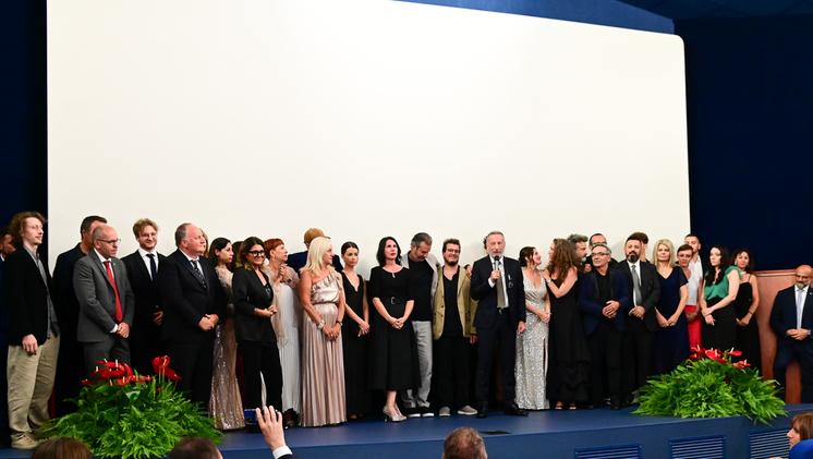 Il cast, la troupe e la squadra di produzione del film “800 giorni” sul palco dell’Astra al Lido (FOTO TROGU)