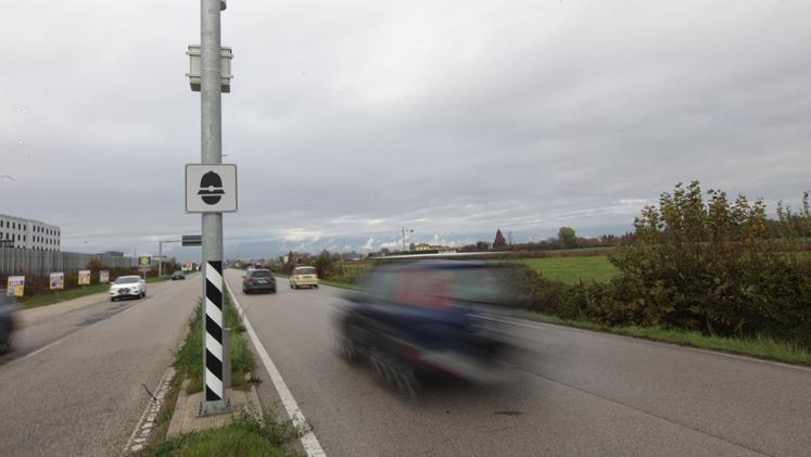 L’autovelox installato dal 2016 lungo via Aldo Moro per registrare gli eccessi di velocità