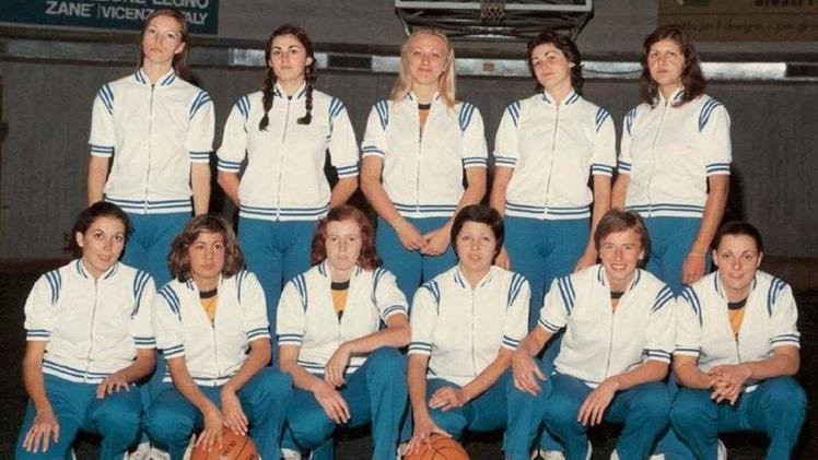 La prima squadra di pallacanestro di Schio nel 1973/74. Lia Zenere è la prima in alto da destra