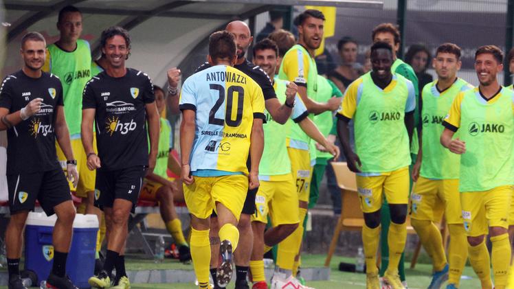 Antoniazzi dopo il gol corre ad abbracciare Bianchini  (FOTO STUDIOSTELLA/CISCATO)