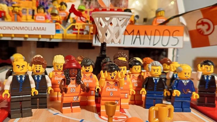 Il Famila in miniatura: staff e giocatrici riprodotti fedelmente con i Lego da Maculan E.M.F.