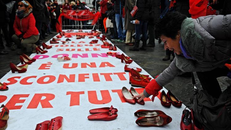 Scarpe rosse, simbolo della lotta alla violenza sulle donne. Un recente sit in per sesnibilizzare sul tema degli abusi ANSA