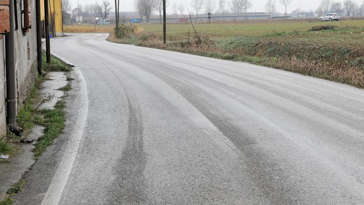 Un cono d’ombra sull’asfalto causava il formarsi di brina ghiacciata (Foto d'archivio)