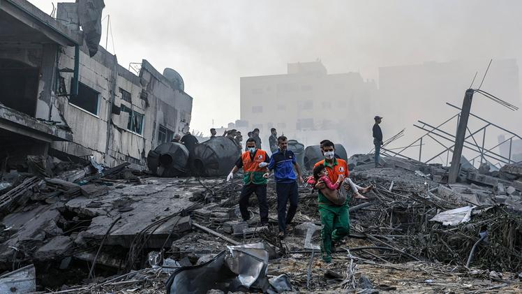 Gaza, la ricerca di sopravvissuti dopo i bombardamenti di Israele