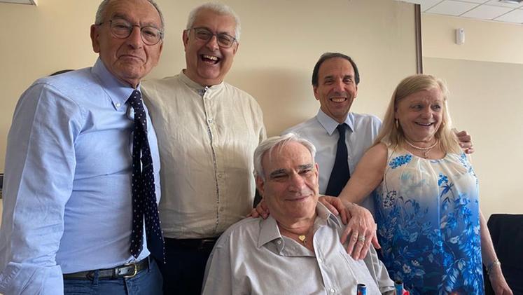 Umberto Zancarli con la moglie Silvana e i tre cardiologi che lo salvarono trent’anni fa. M.M.