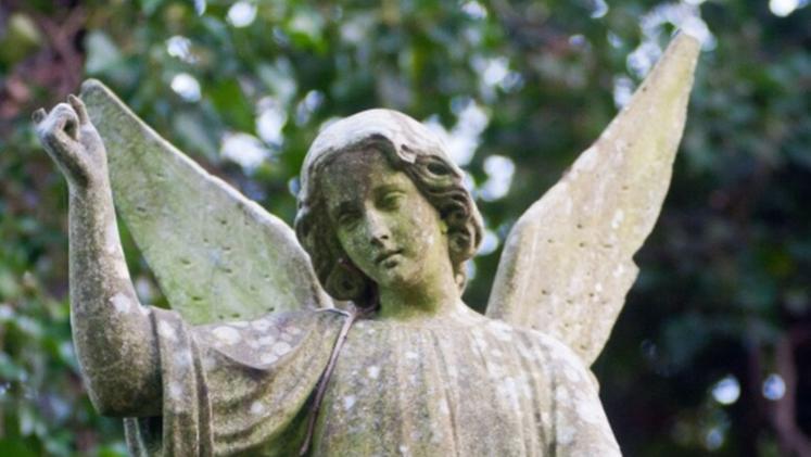 Un'opera scultorea nel cimitero Highgate di Londra SITO WEB CIMITERO