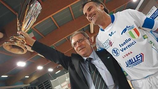 
 Il presidente Dino Repele alza la Supercoppa della scorsa stagione: ora per&#242; manca lo sponsor