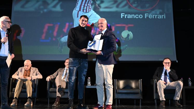 Franco Ferrari premiato da Aldo Serena al Galà del Calcio Triveneto (Foto TROGU)