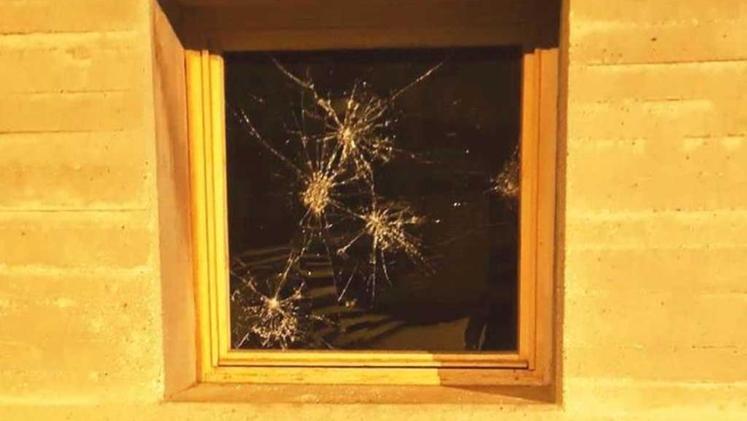 Vandalismi: una delle finestre della chiesa danneggiate G.Z.