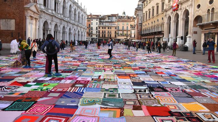 La maxi coperta dello scorso anno in piazza dei Signori per sostenere le donne vittime di violenza