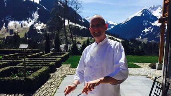 Il cuoco Denis Scortegagna, 46 anni, di Schio, lavora da tempo in Svizzera