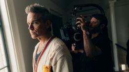 Piattaforma & verità Robbie Williams svela il lato oscuro della fama su Netflix