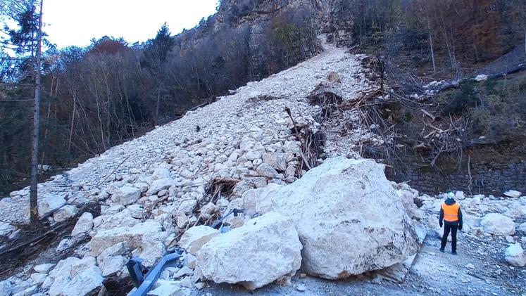 Un’immagine che testimonia i danni provocati dalla frana che si è abbattuta sulla provinciale 350 che collega il Vicentino con il Trentino