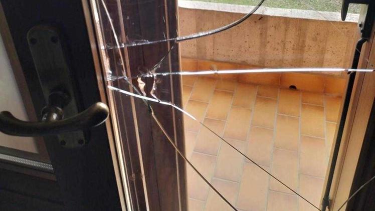 La porta a vetri rotta dai ladri per entrare (Foto BUSATO)
