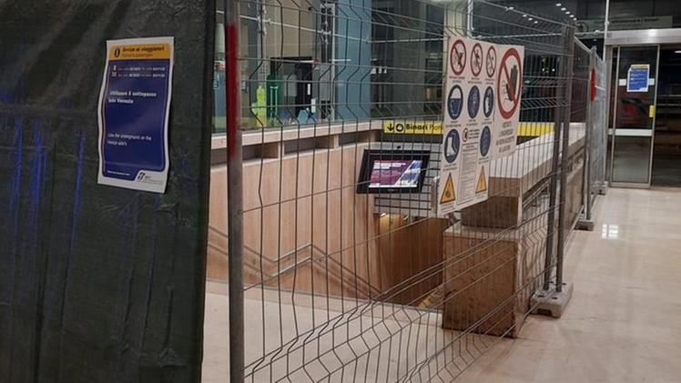 Il sottopassaggio principale della stazione dei treni di Vicenza è ancora inagibile dal crollo verificatosi lo scorso 22 ottobre