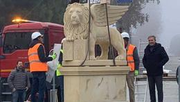 La statua del leone ricostruita e posizionata nel rondò A.F.