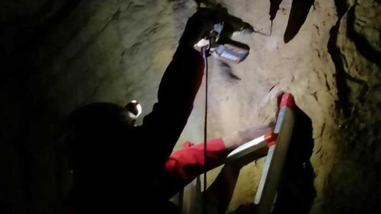 Tecnici impegnati a collocare dei registratori all'interno delle grotte a Monte di Malo