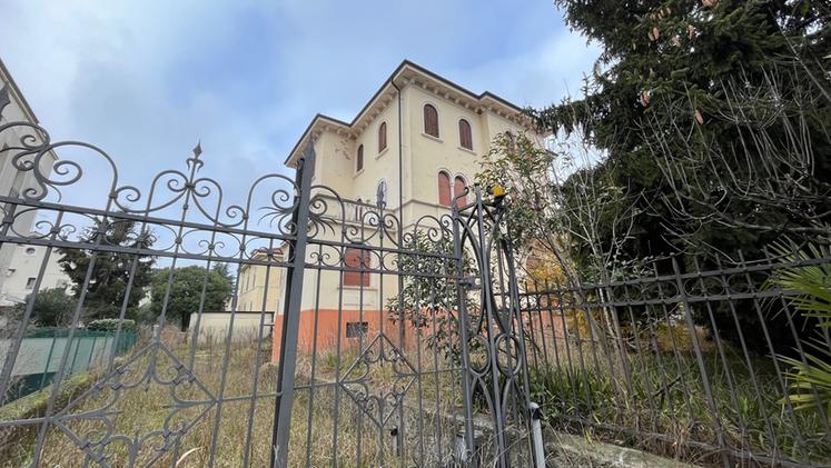 L’edificio confiscato si trova al civico 53 di viale d’Alviano e si compone di tre appartamenti oltre a una parte seminterrata