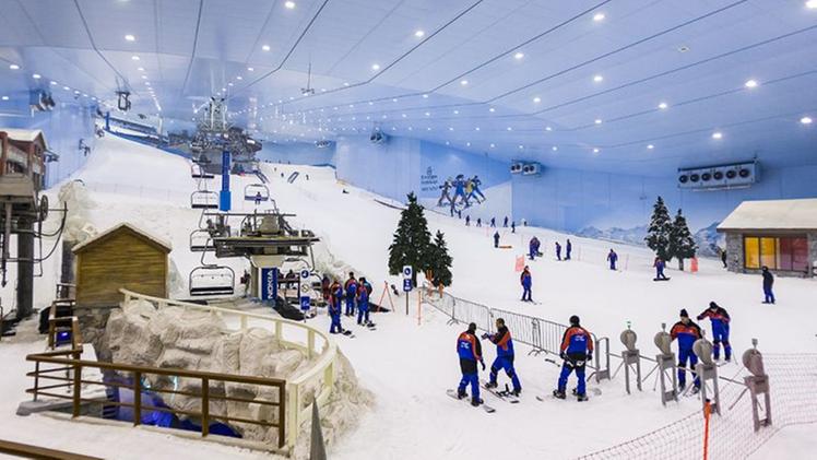 Il Dubai Ski Dome, situato a Dubai negli Emirati Arabi Uniti, probabilmente l'impianto indoor più famoso del mondo