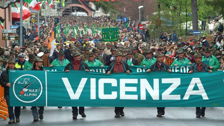 In un’immagine del 2006 l’adunata degli alpini ad Asiago: Vicenza è pronta ad accogliere le penne nere