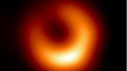 La   foto del buco nero M87*, scattata a un anno di distanza dalla prima (fonte: EHT)