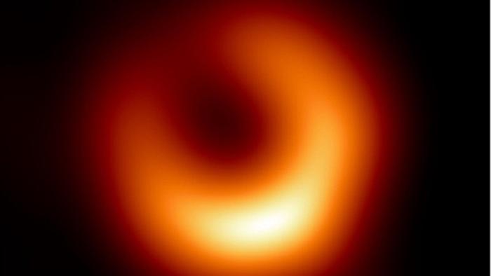 La   foto del buco nero M87*, scattata a un anno di distanza dalla prima (fonte: EHT)